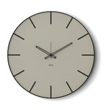 Vista frontale dell'orologio Symbol di Arti&Mestieri, 60 cm di diametro, combinazione colore nero/avorio.