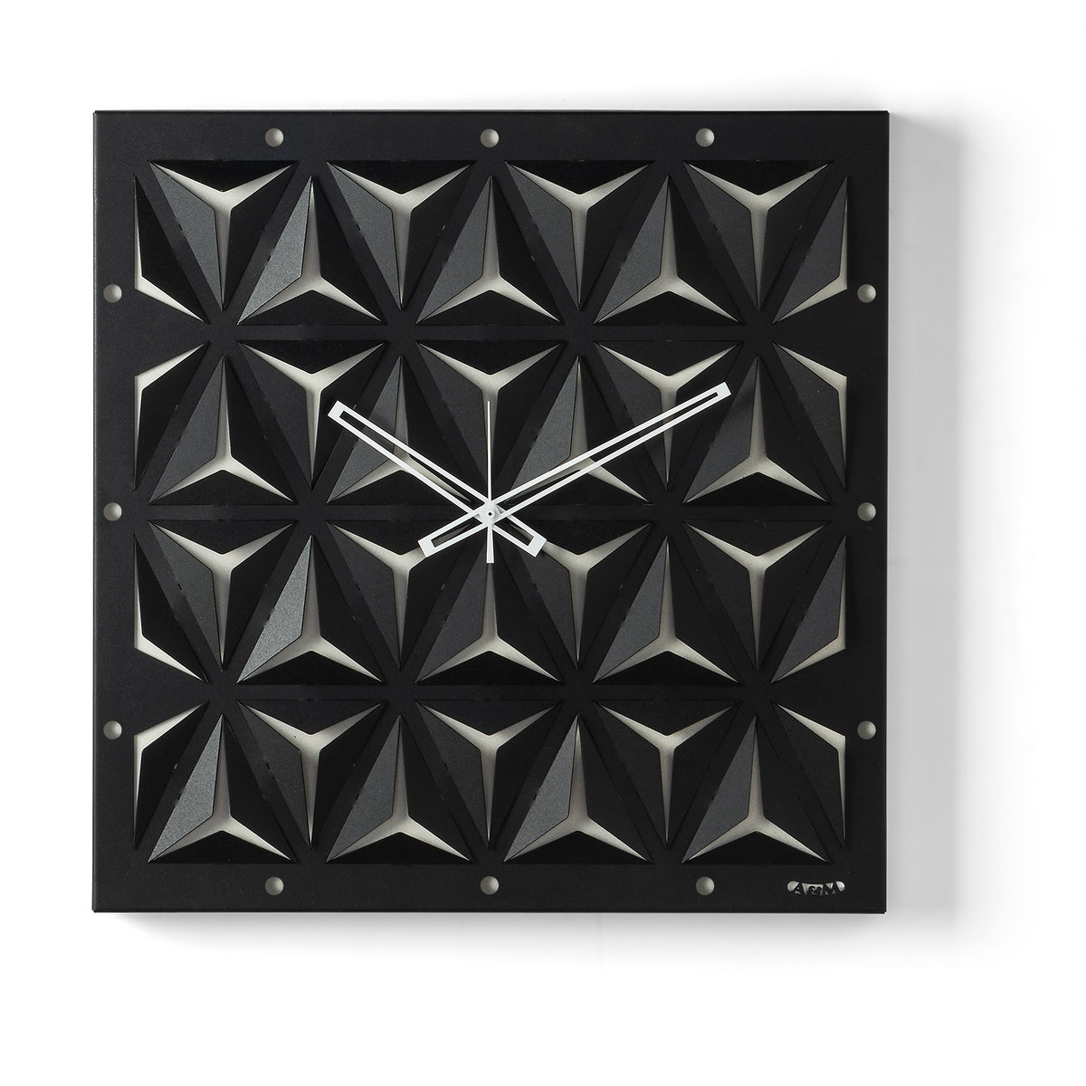 Orologio da parete Wallpape nero/avorio dal carattere moderno e originale, con struttura scatolare in ferro e superficie decorata con tagli ispirati all'origami. Vista frontale.