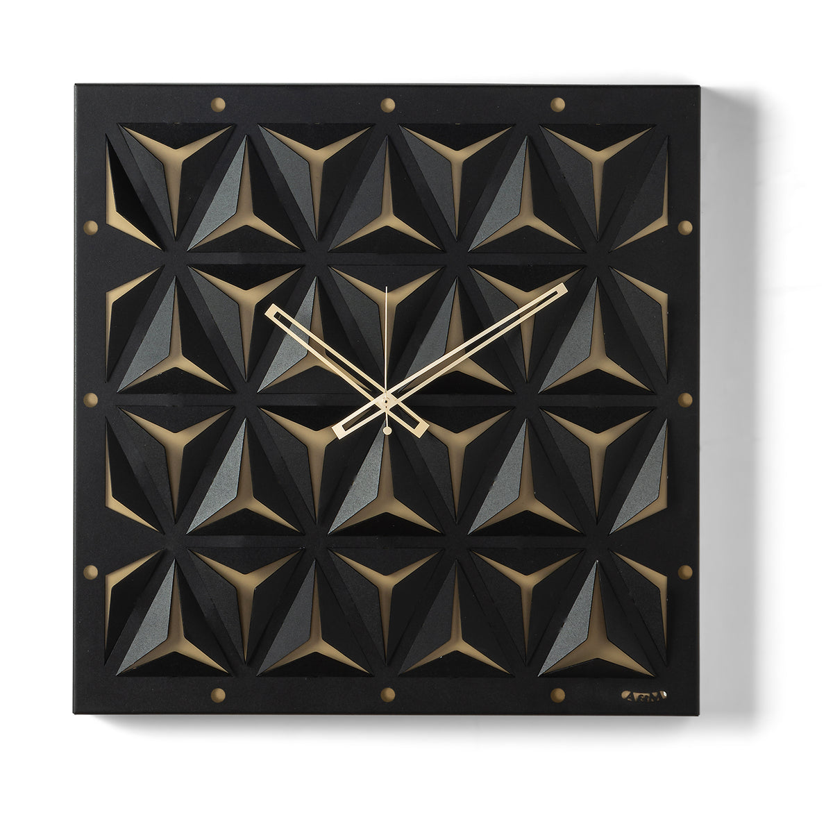 Orologio da parete Wallpape finitura nero/miele dal carattere moderno e originale, con struttura scatolare in ferro e superficie decorata con tagli ispirati all'origami. Vista frontale.