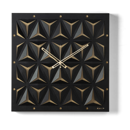 Orologio da parete Wallpape finitura nero/miele dal carattere moderno e originale, con struttura scatolare in ferro e superficie decorata con tagli ispirati all'origami. Vista frontale.