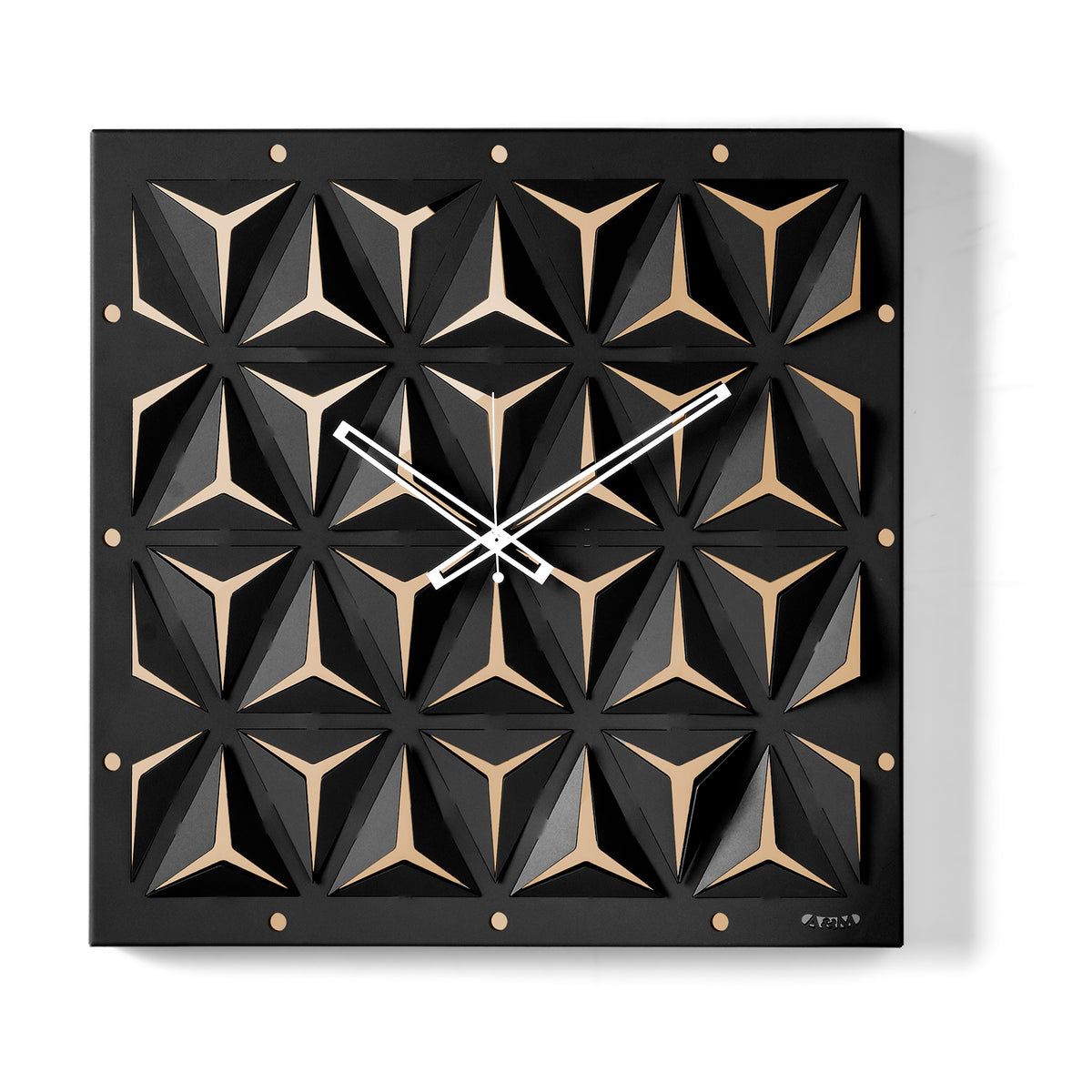Orologio da parete Wallpaper Crystal con specchio bronzo dal design tridimensionale, con struttura in ferro lavorata secondo un originale linguaggio ispirato all'origami e quadrante in vetro specchiato. Un raffinato gioco di luci e ombre. Vista frontale.