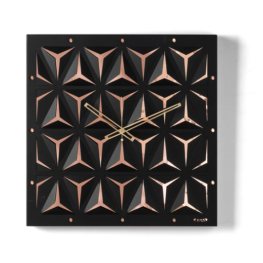 Orologio da parete Wallpaper Crystal con specchio rosa dal design tridimensionale, con struttura in ferro lavorata secondo un originale linguaggio ispirato all'origami e quadrante in vetro specchiato. Un raffinato gioco di luci e ombre. Vista frontale.