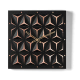 Orologio da parete Wallpaper Crystal con specchio rosa dal design tridimensionale, con struttura in ferro lavorata secondo un originale linguaggio ispirato all'origami e quadrante in vetro specchiato. Un raffinato gioco di luci e ombre. Vista frontale.