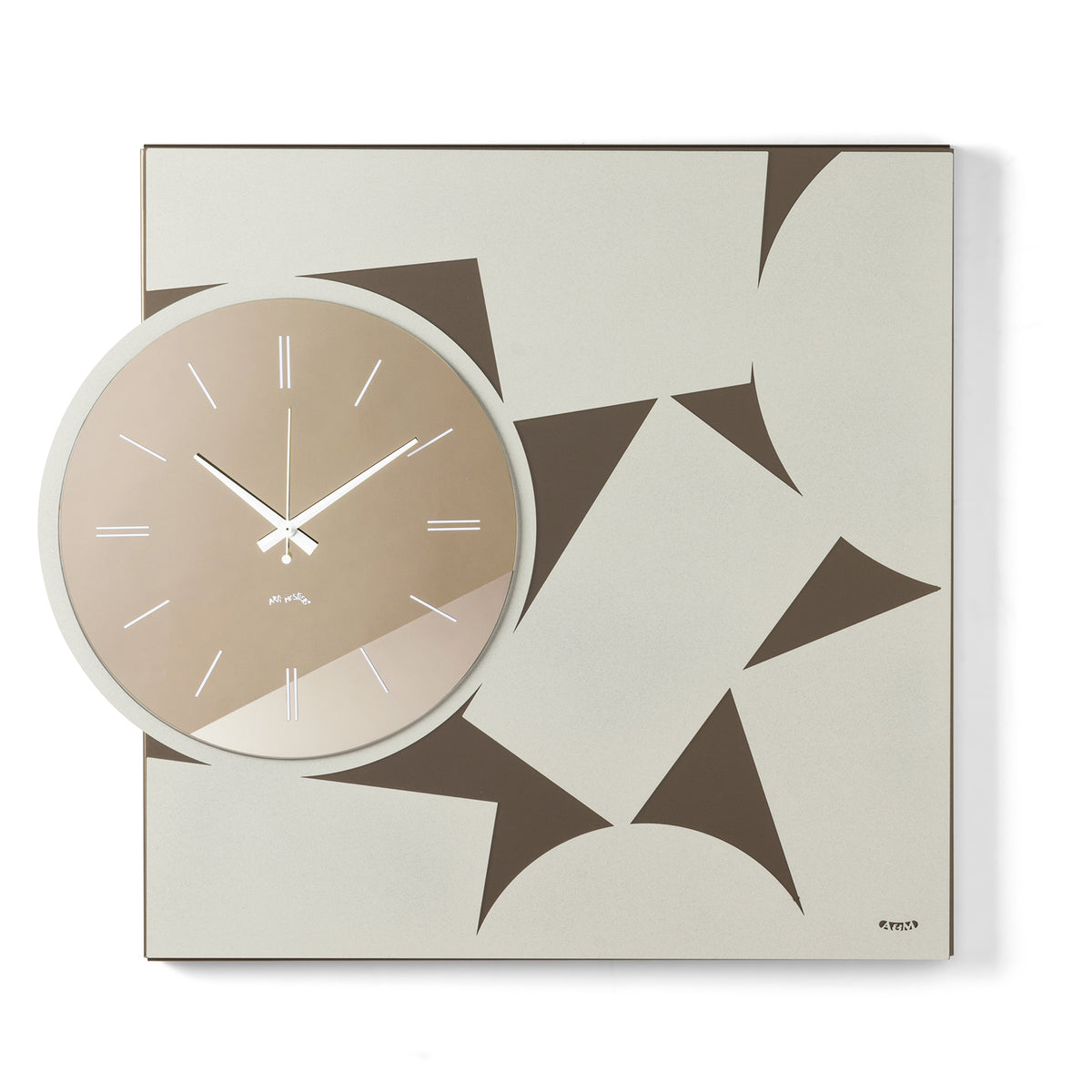 Orologio da parete Calambour, dove una struttura geometrica quadrata incontra un originale quadrante circolare in vetro specchiato. Un raffinato gioco di forme, profondità e riflessi che dona dinamismo alla parete. Vista frontale. Finitura bronzo/avorio/bronzo.