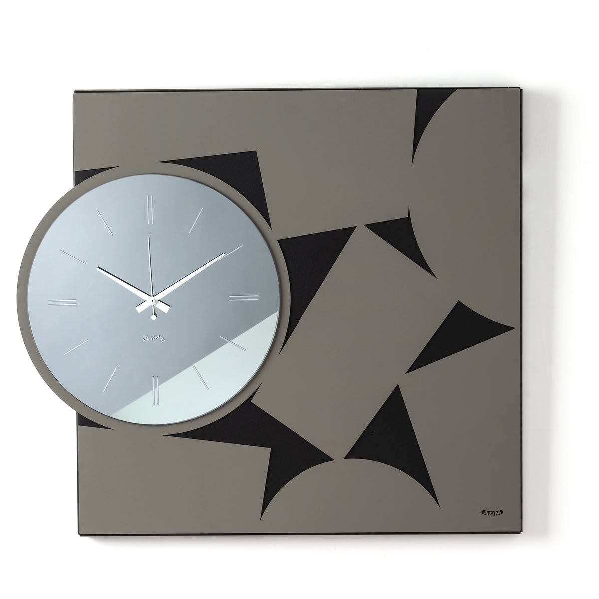 Orologio da parete Calambour, dove una struttura geometrica quadrata incontra un originale quadrante circolare in vetro specchiato. Un raffinato gioco di forme, profondità e riflessi che dona dinamismo alla parete. Vista frontale. Finitura nero/fango/fumé.