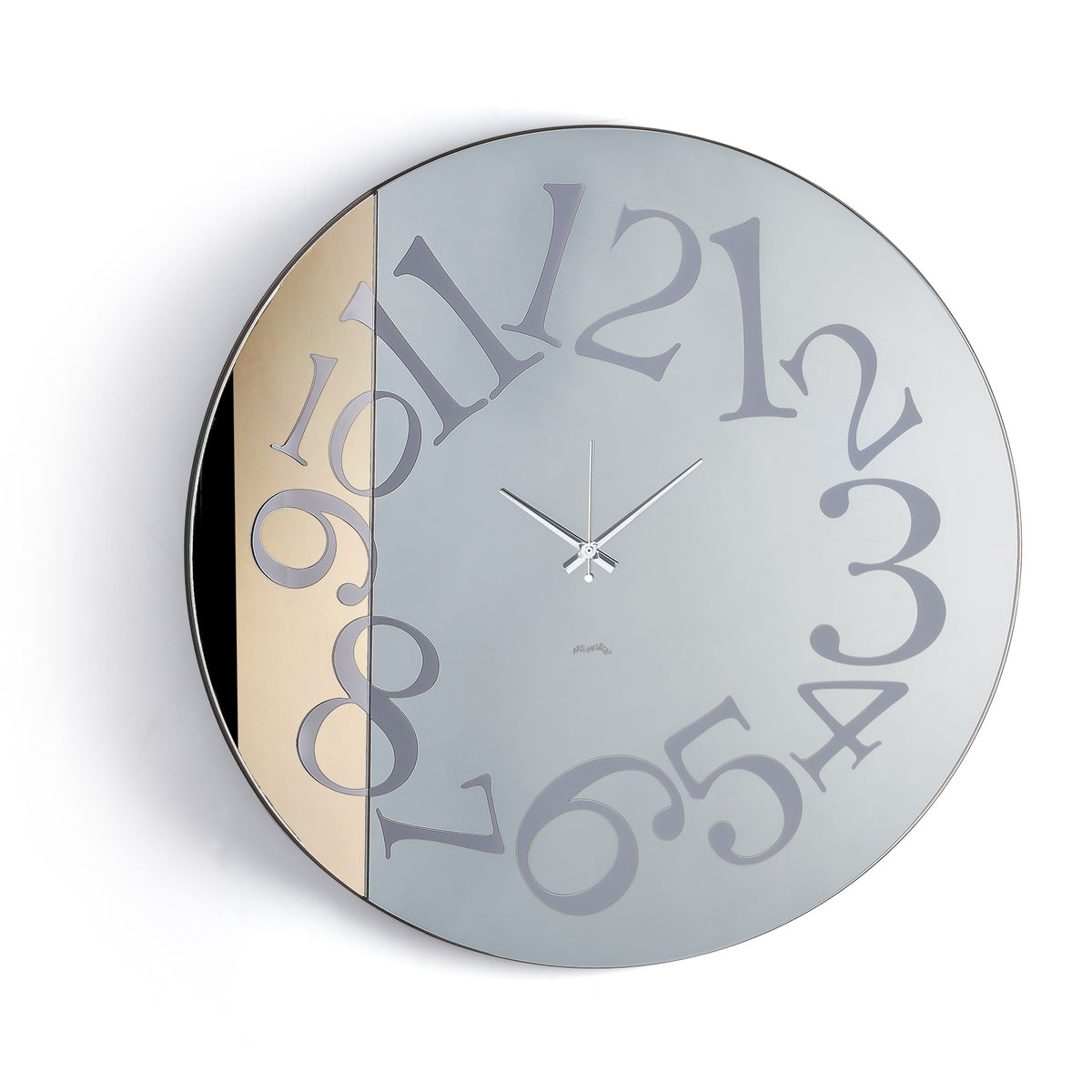 Orologio da parete Piega dal design contemporaneo, con struttura in ferro e due specchi Crystal bronzo e Crystal fumé inseriti con precisione nella caratteristica piega a 30°.  Vistale frontale. Finitura bronzo/fumé.