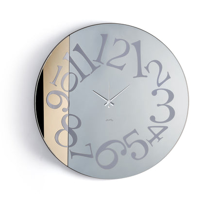 Orologio da parete Piega dal design contemporaneo, con struttura in ferro e due specchi Crystal bronzo e Crystal fumé inseriti con precisione nella caratteristica piega a 30°.  Vistale frontale. Finitura bronzo/fumé.
