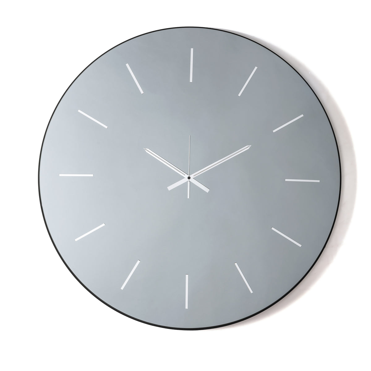 Orologio da parete Giotto 90 fumé di grande formato con elegante quadrante in vetro specchiato Crystal Luxe® e raffinati indicatori in cristallo acrilico. Vista frontale