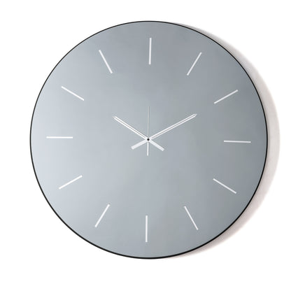 Orologio da parete Giotto 90 fumé di grande formato con elegante quadrante in vetro specchiato Crystal Luxe® e raffinati indicatori in cristallo acrilico. Vista frontale