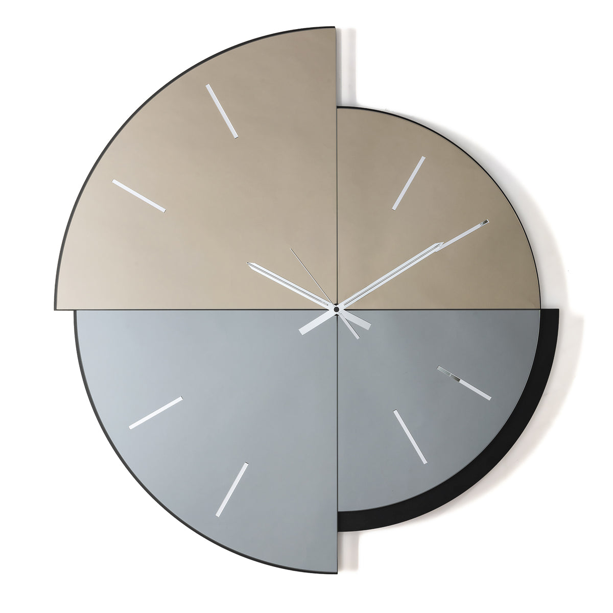 Orologio da parete Avignone 90 di grande formato con doppio quadrante in vetro specchiato Crystal Luxe® nelle raffinate tonalità bronzo e fumé. Vista frontale