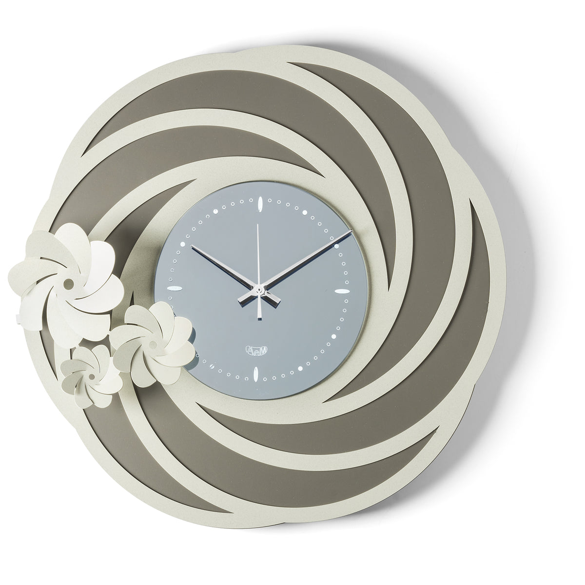 Orologio da parete Tahiti dal design floreale e tridimensionale, con una struttura traforata ispirata a petali stilizzati e tre fiori di diverse dimensioni. Il quadrante in vetro specchiato completa una composizione elegante. Vista frontale. Finitura fango/avorio/fumé