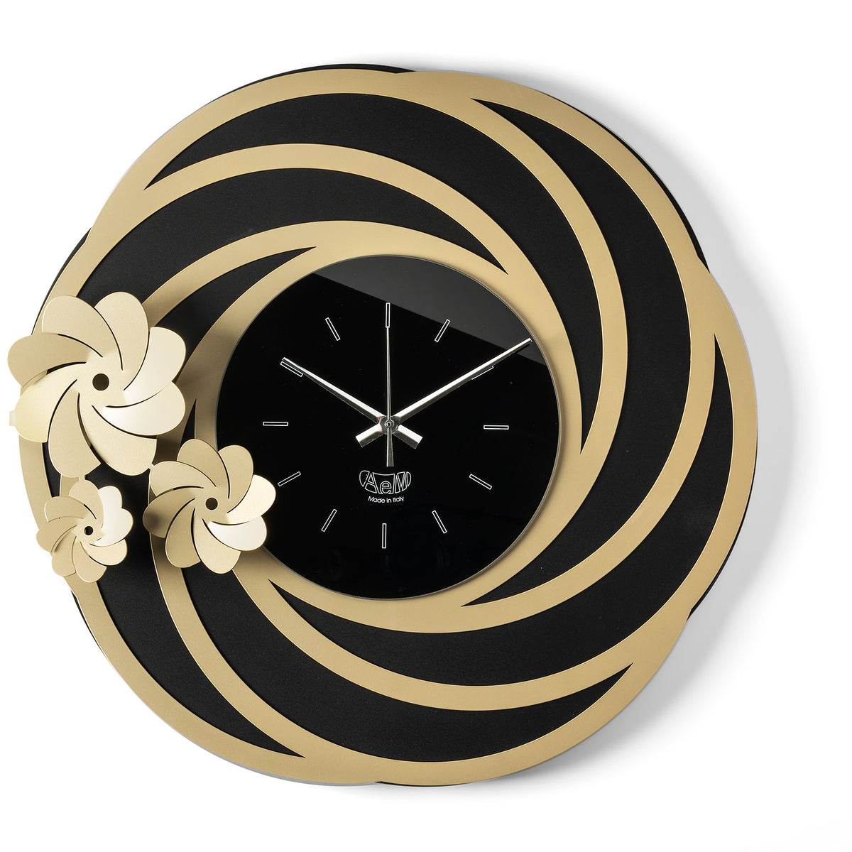 Orologio da parete Tahiti dal design floreale e tridimensionale, con una struttura traforata ispirata a petali stilizzati e tre fiori di diverse dimensioni. Il quadrante in vetro specchiato completa una composizione elegante. Vista frontale. Finitura nero/mile/nero