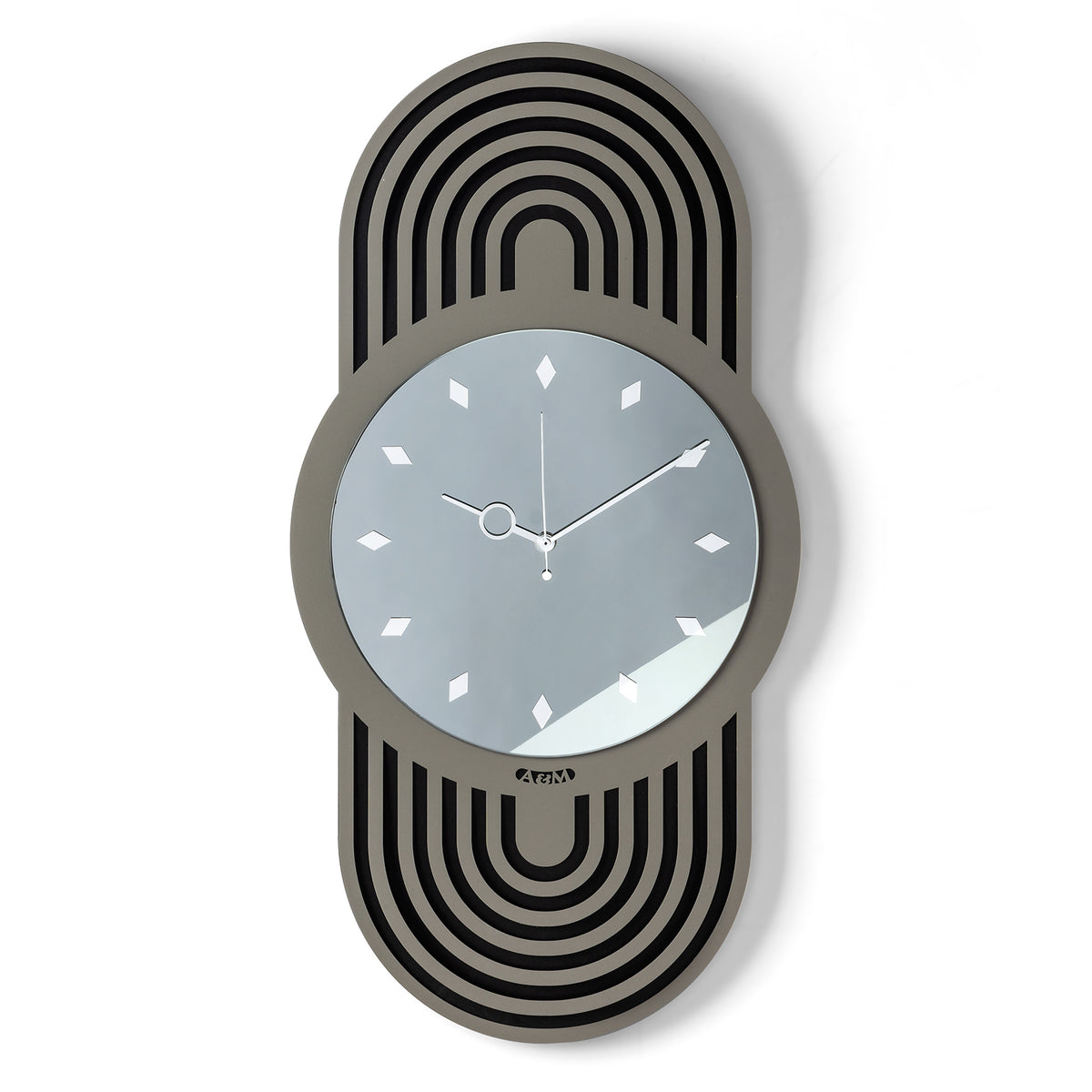 Orologio da parete Modus dal design verticale e contemporaneo, con struttura ovale traforata e quadrante in vetro specchiato impreziosito da indicatori a forma di rombo in cristallo acrilico. Un elegante equilibrio di geometrie e dettagli luminosi. Vista frontale. Finitura nero/fango/fumé.