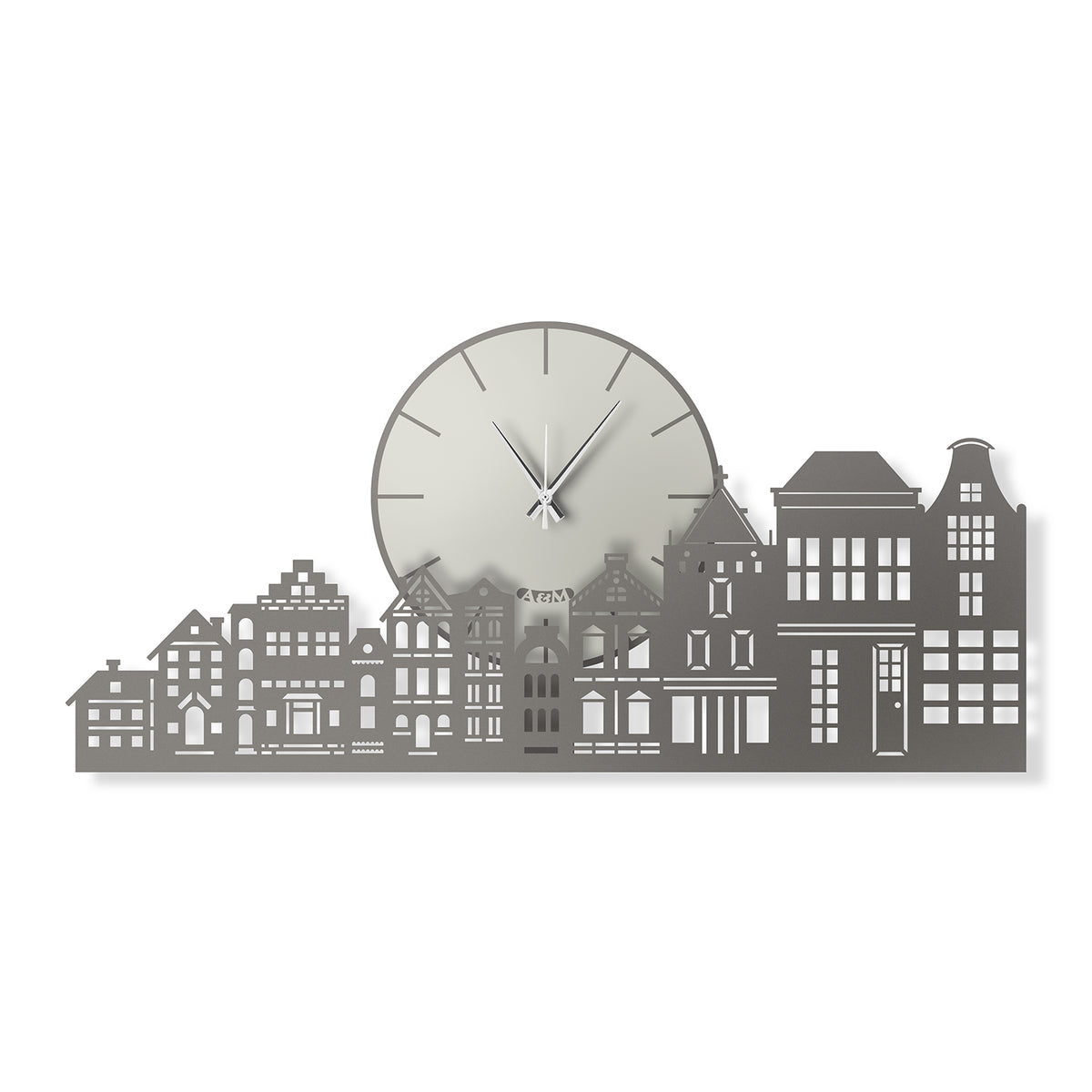 Orologio da parete Night&Day, dove un grande quadrante circolare incontra la silhouette traforata di uno skyline urbano. Vista frontale. Finitura fango/avorio.