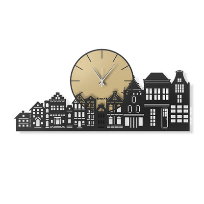 Orologio da parete Night&Day, dove un grande quadrante circolare incontra la silhouette traforata di uno skyline urbano. Vista frontale. Finitura nero/miele.
