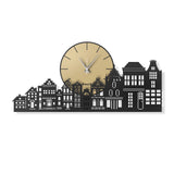 Orologio da parete Night&Day, dove un grande quadrante circolare incontra la silhouette traforata di uno skyline urbano. Vista frontale. Finitura nero/miele.