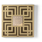 Orologio da parete Labyrinth dal design geometrico e tridimensionale, caratterizzato da un elegante motivo a labirinto traforato e da un quadrante quadrato in vetro specchiato. Indicatori in cristallo acrilico completano una composizione ricca di profondità e dettagli. Vista frontale, finitura bronzo/miele/bronzo.