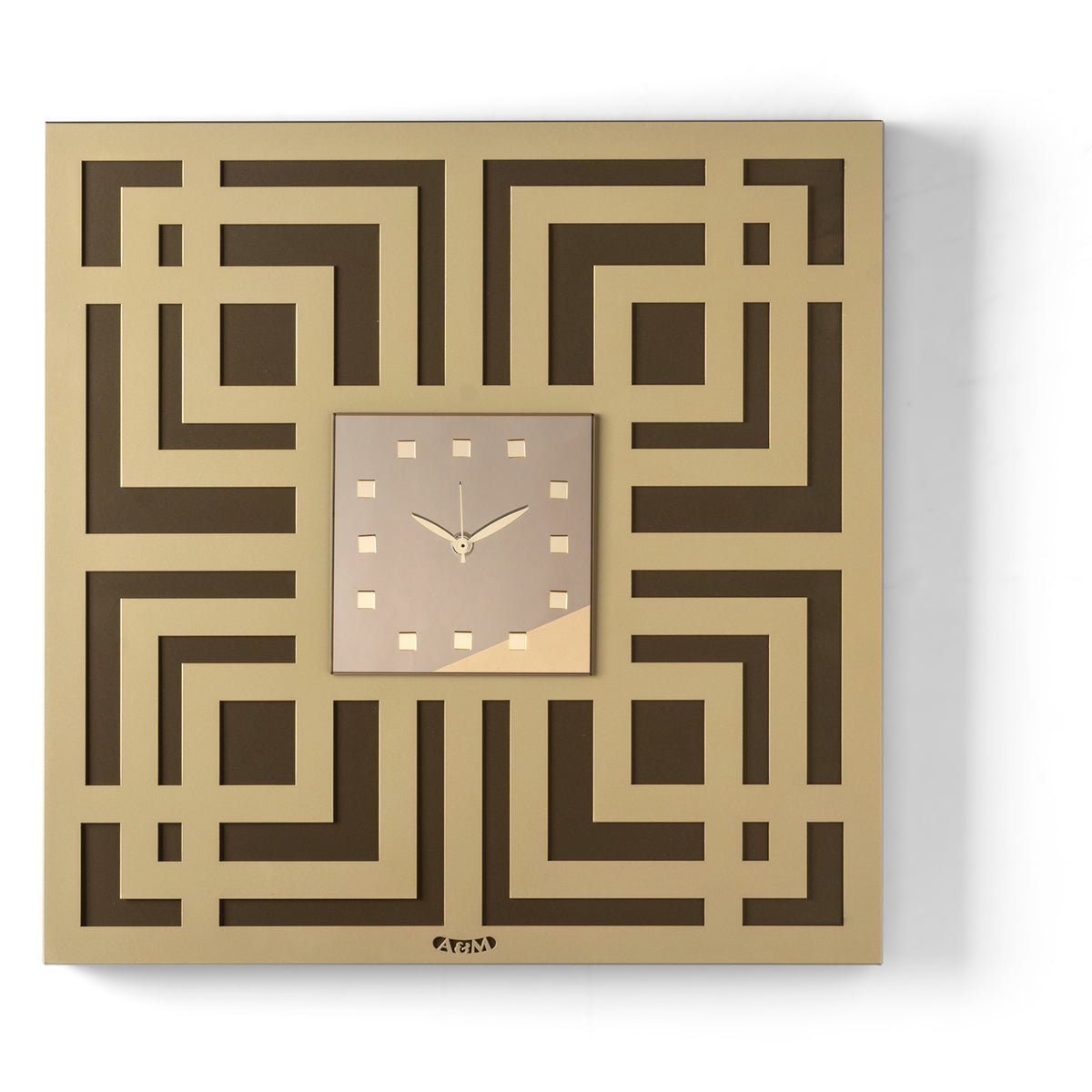 Orologio da parete Labyrinth dal design geometrico e tridimensionale, caratterizzato da un elegante motivo a labirinto traforato e da un quadrante quadrato in vetro specchiato. Indicatori in cristallo acrilico completano una composizione ricca di profondità e dettagli. Vista frontale, finitura bronzo/miele/bronzo.