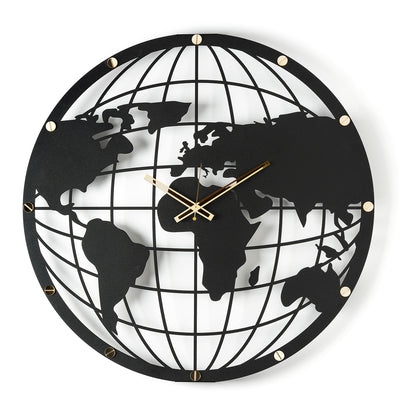 Orologio da parete Mappa Mundi colore nero con una mappa del mondo stilizzata arricchita da paralleli e meridiani che creano un suggestivo effetto tridimensionale. Le finte viti in cristallo acrilico impreziosiscono il perimetro del quadrante. Vista frontale