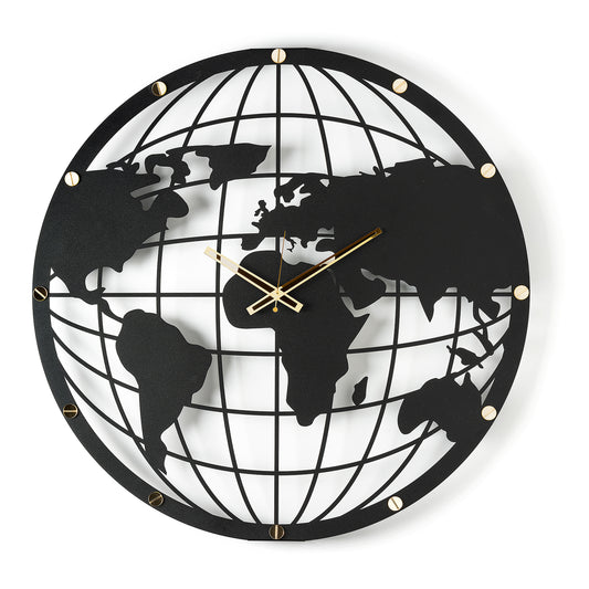 Orologio da parete Mappa Mundi colore nero con una mappa del mondo stilizzata arricchita da paralleli e meridiani che creano un suggestivo effetto tridimensionale. Le finte viti in cristallo acrilico impreziosiscono il perimetro del quadrante. Vista frontale