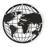 Orologio da parete Mappa Mundi colore nero con una mappa del mondo stilizzata arricchita da paralleli e meridiani che creano un suggestivo effetto tridimensionale. Le finte viti in cristallo acrilico impreziosiscono il perimetro del quadrante. Vista frontale
