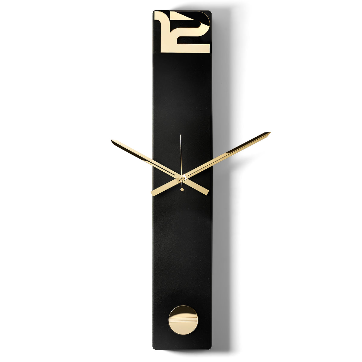 Orologio da parete Time Tower finitura nero dalla caratteristica forma verticale e scatolare, impreziosito da dettagli in cristallo acrilico e da importanti lancette. Vista frontale.