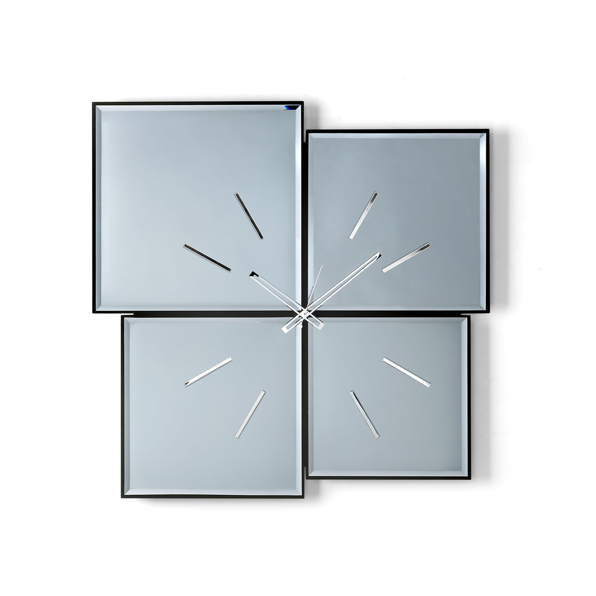 Orologio da parete Sintesi Basic 70 fumé dal design essenziale, composto da quattro specchi bisellati e impreziosito da indicatori in cristallo acrilico specchiato. Un'elegante soluzione minimal per arredare la parete con luce e raffinatezza.