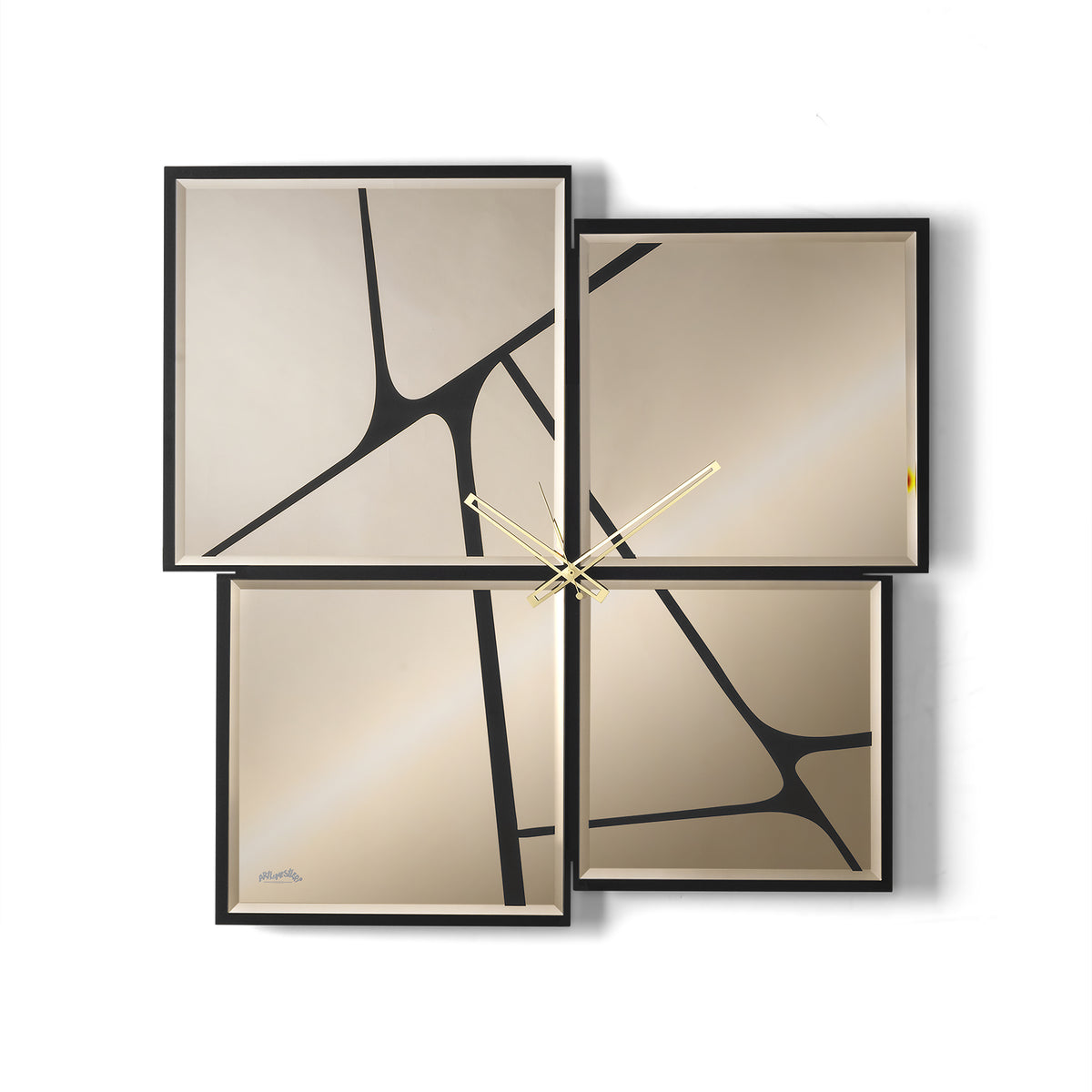Orologio da parete Sintesi 70 Metropolitan color bronzo con quattro specchi bisellati e motivo astratto di linee intrecciate. Un complemento dal design contemporaneo, capace di creare profondità e dinamismo attraverso eleganti giochi di riflessi.