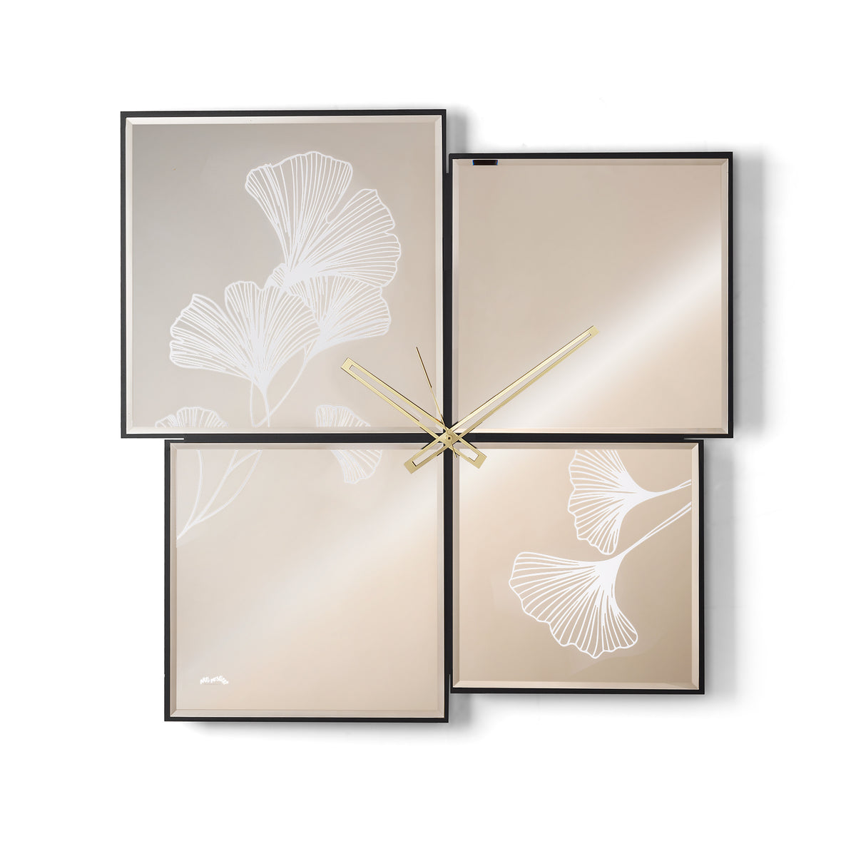 Orologio da parete Sintesi 70 Ginkgo bronzo con quattro specchi bisellati e decorazione con fiori di Ginkgo stilizzati. Un elegante incontro tra natura e design, arricchito da raffinati riflessi e da un suggestivo effetto tridimensionale.