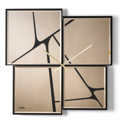 Orologio da parete Sintesi 90 Metropolitan finitura bronzo con quattro grandi specchi bisellati e un originale motivo astratto di linee intrecciate. Un design contemporaneo e scenografico che amplifica lo spazio con eleganti giochi di luce e riflessi.