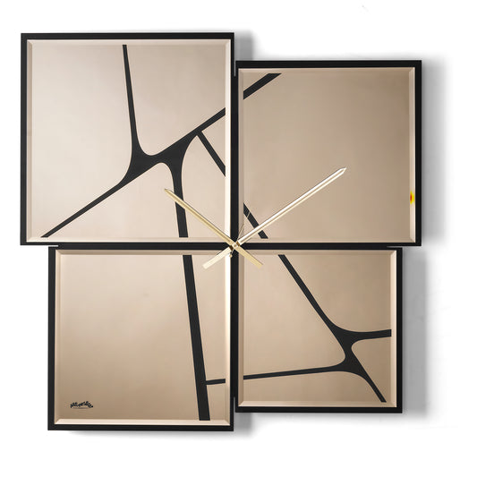 Orologio da parete Sintesi 90 Metropolitan finitura bronzo con quattro grandi specchi bisellati e un originale motivo astratto di linee intrecciate. Un design contemporaneo e scenografico che amplifica lo spazio con eleganti giochi di luce e riflessi.