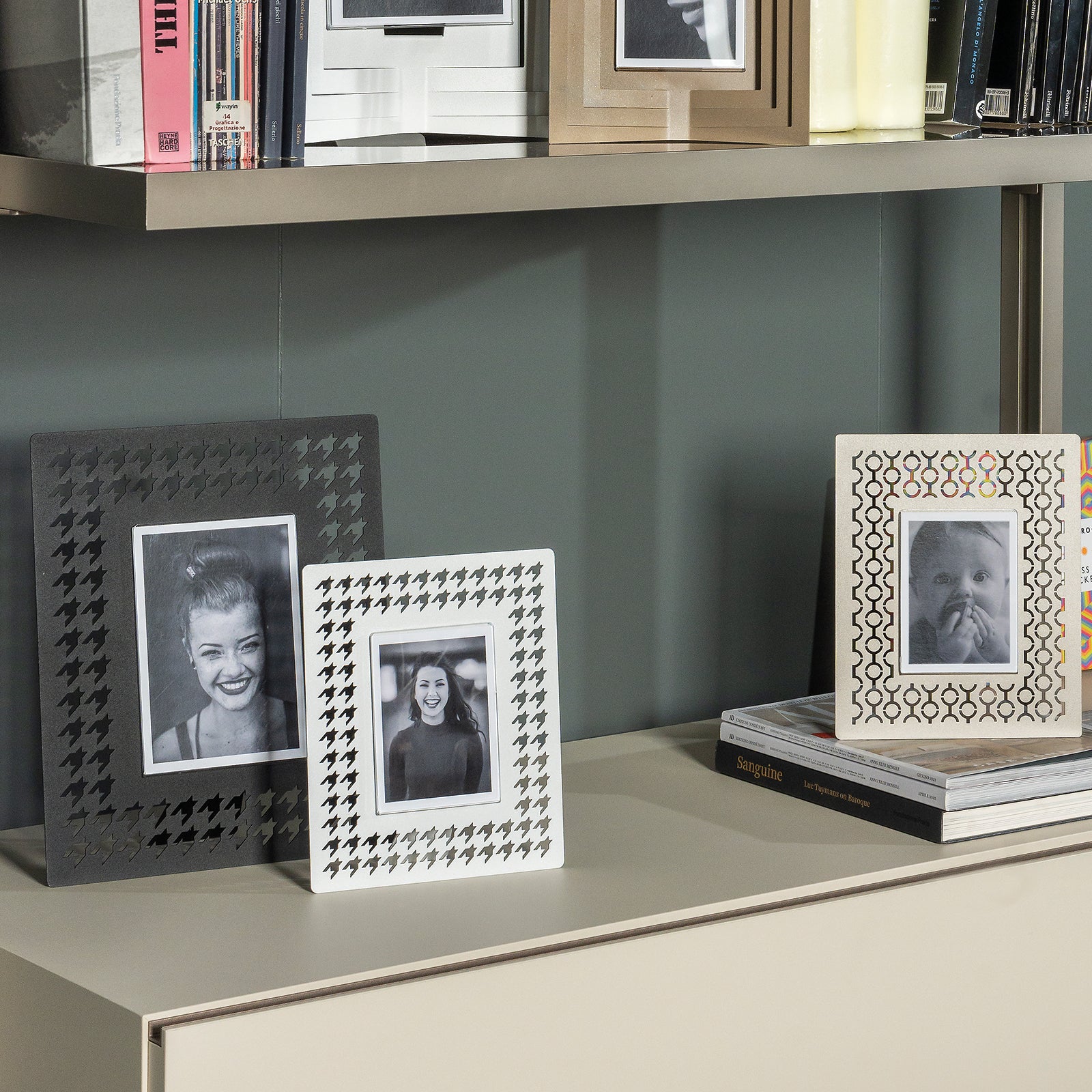 Arti e Mestieri Portafoto da tavolo dal design moderno ed elegante Alta Arti e Mestieri Portafoto da tavolo dal design moderno ed elegante Alta