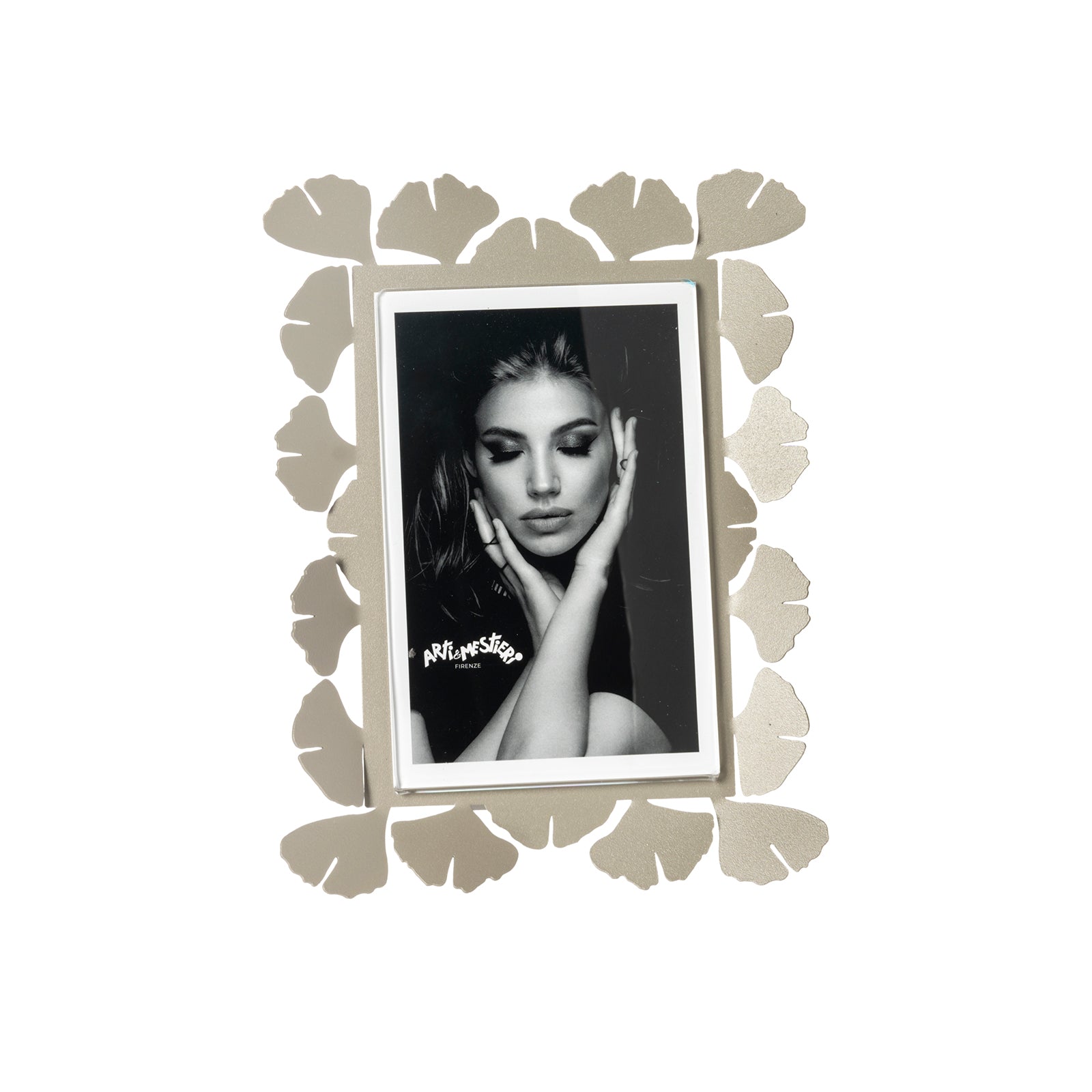Vista frontale cornice portafoto floreale verticale Ginkgo Piccolo di Arti&Mestieri, colore sabbia