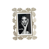 Vista frontale cornice portafoto floreale verticale Ginkgo Piccolo di Arti&Mestieri, colore sabbia