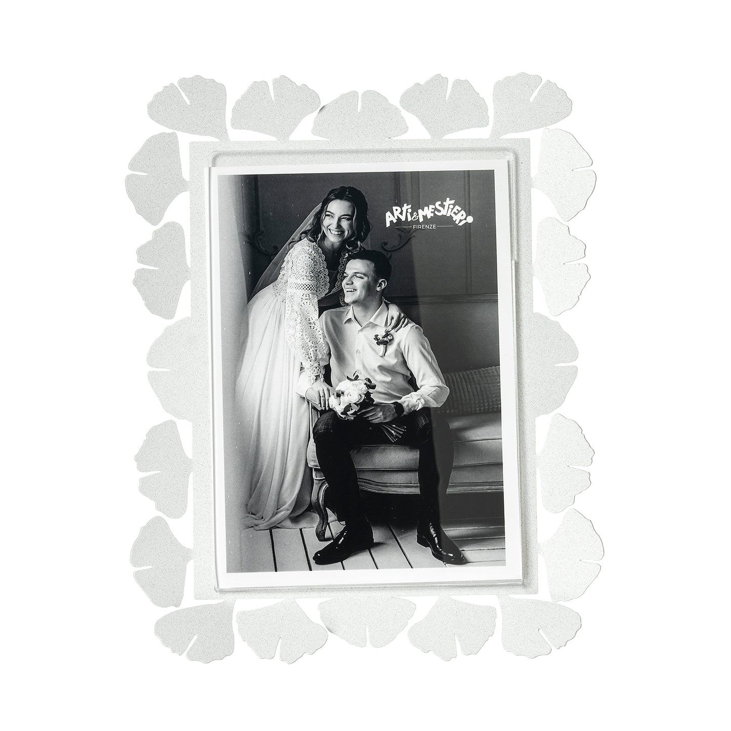 Vista frontale cornice portafoto floreale verticale Ginkgo Grande di Arti&Mestieri, colore bianco marmo