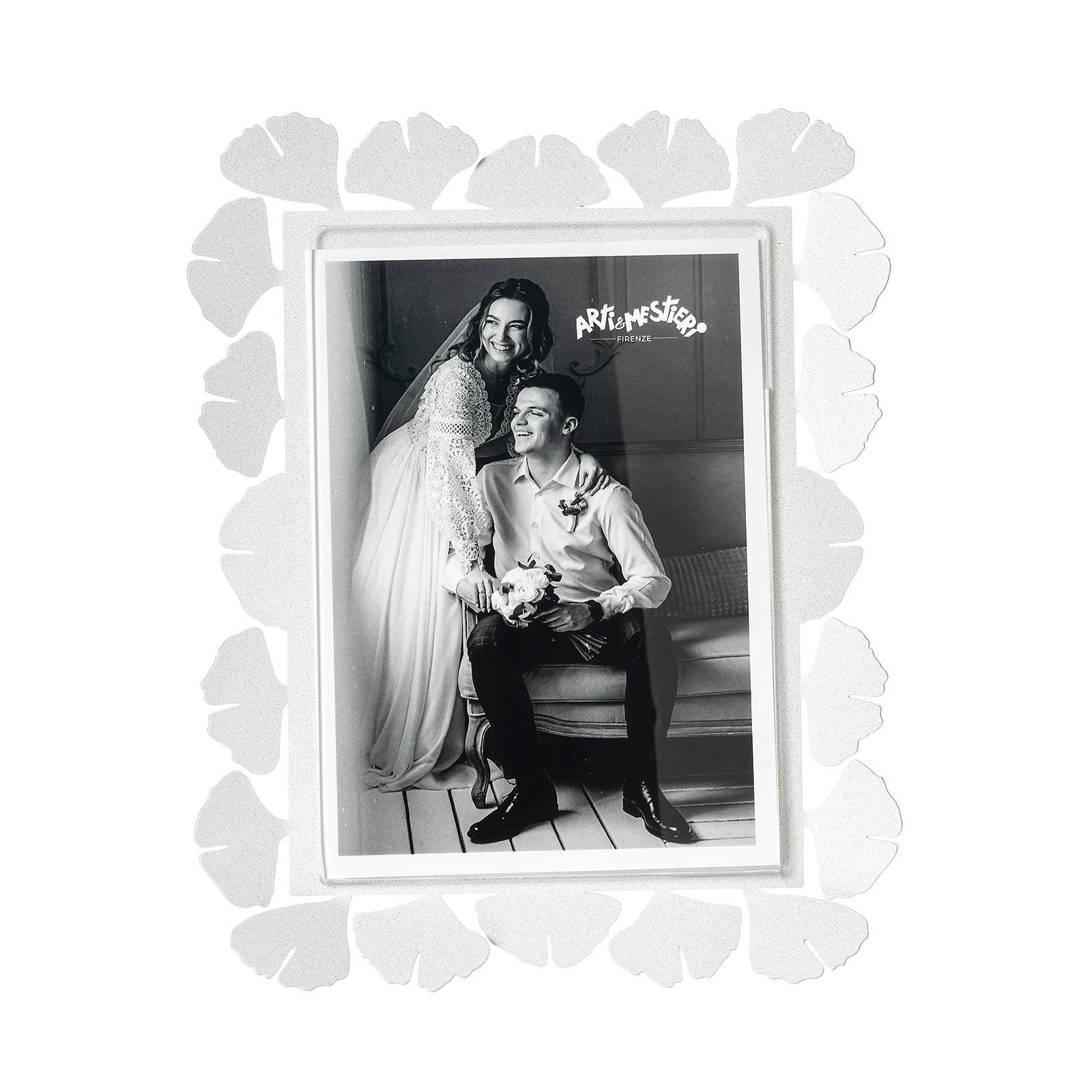 Vista frontale cornice portafoto floreale verticale Ginkgo Grande di Arti&Mestieri, colore bianco marmo