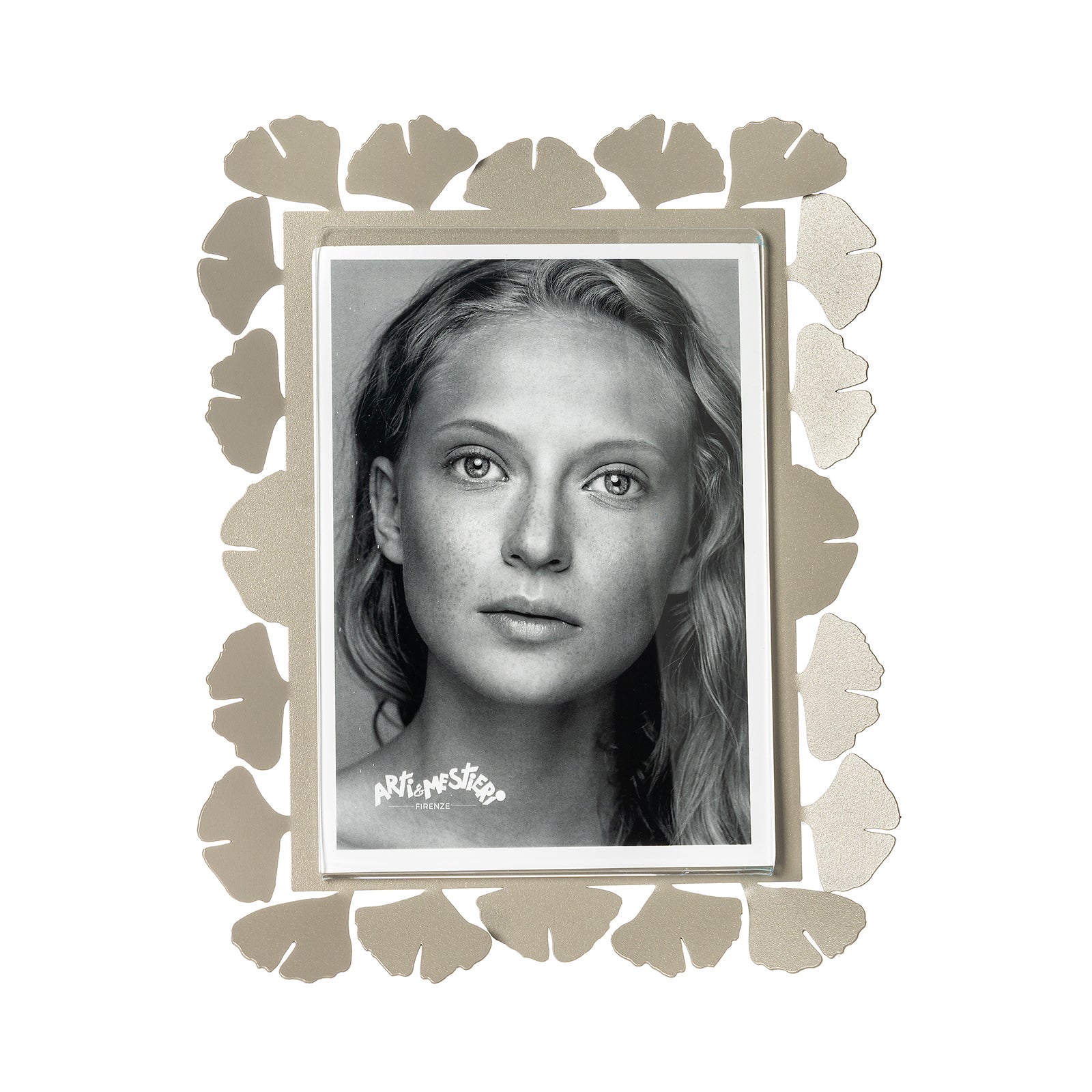 Vista frontale cornice portafoto floreale verticale Ginkgo Grande di Arti&Mestieri, colore sabbia