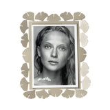 Vista frontale cornice portafoto floreale verticale Ginkgo Grande di Arti&Mestieri, colore sabbia