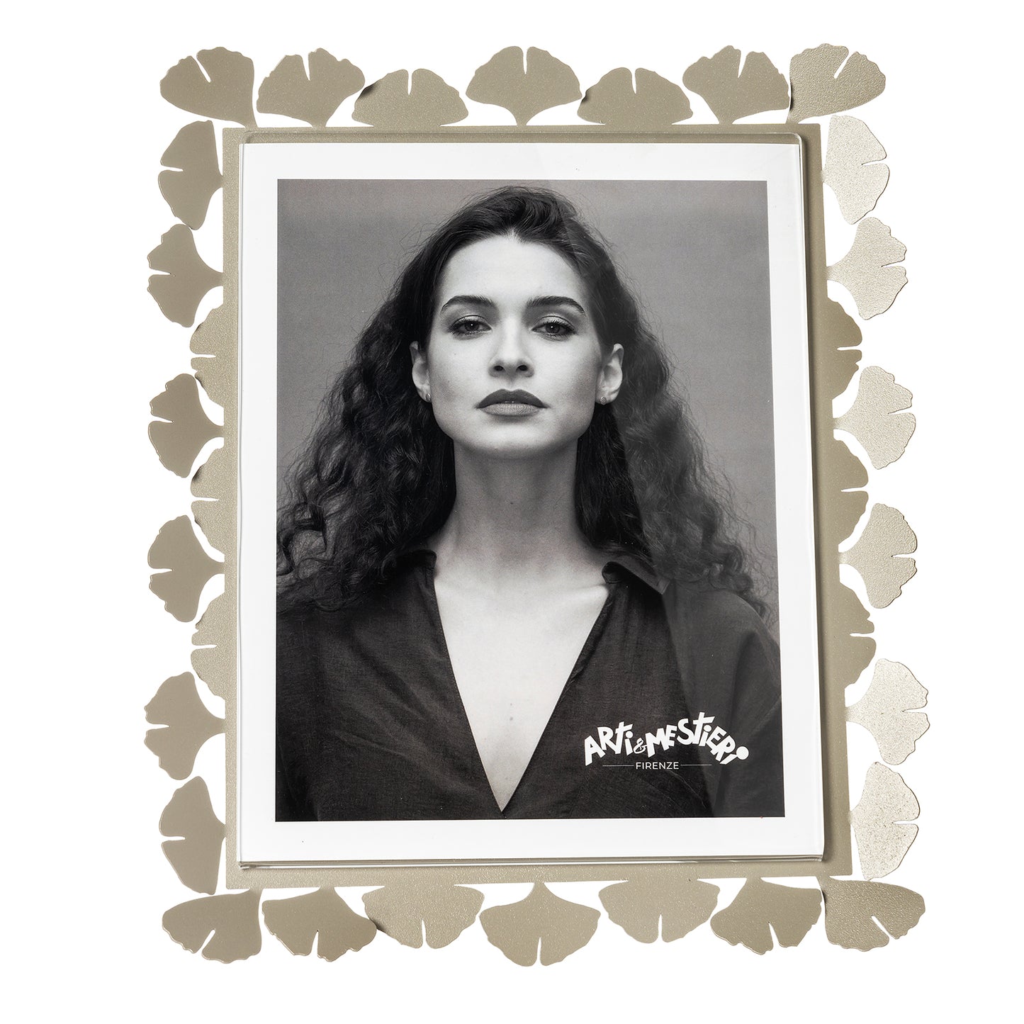 Vista frontale cornice portafoto floreale verticale Ginkgo Maxi di Arti&Mestieri, colore sabbia