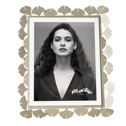 Vista frontale cornice portafoto floreale verticale Ginkgo Maxi di Arti&Mestieri, colore sabbia