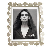 Vista frontale cornice portafoto floreale verticale Ginkgo Maxi di Arti&Mestieri, colore sabbia