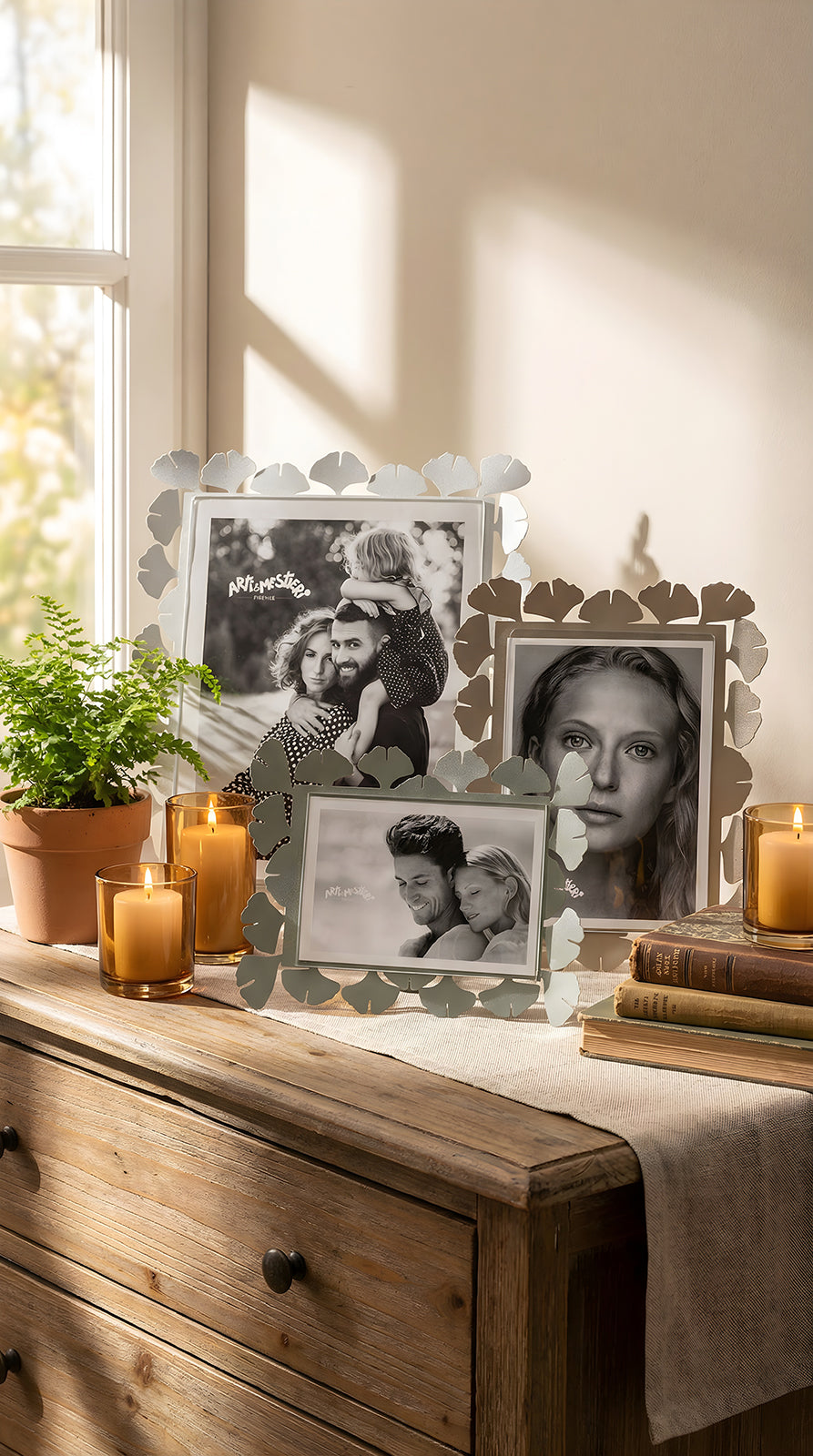 Ambientazione in camera della linea di cornici portafoto Ginkgo di Arti&Mestieri, vari formati, orizzontali e verticali.