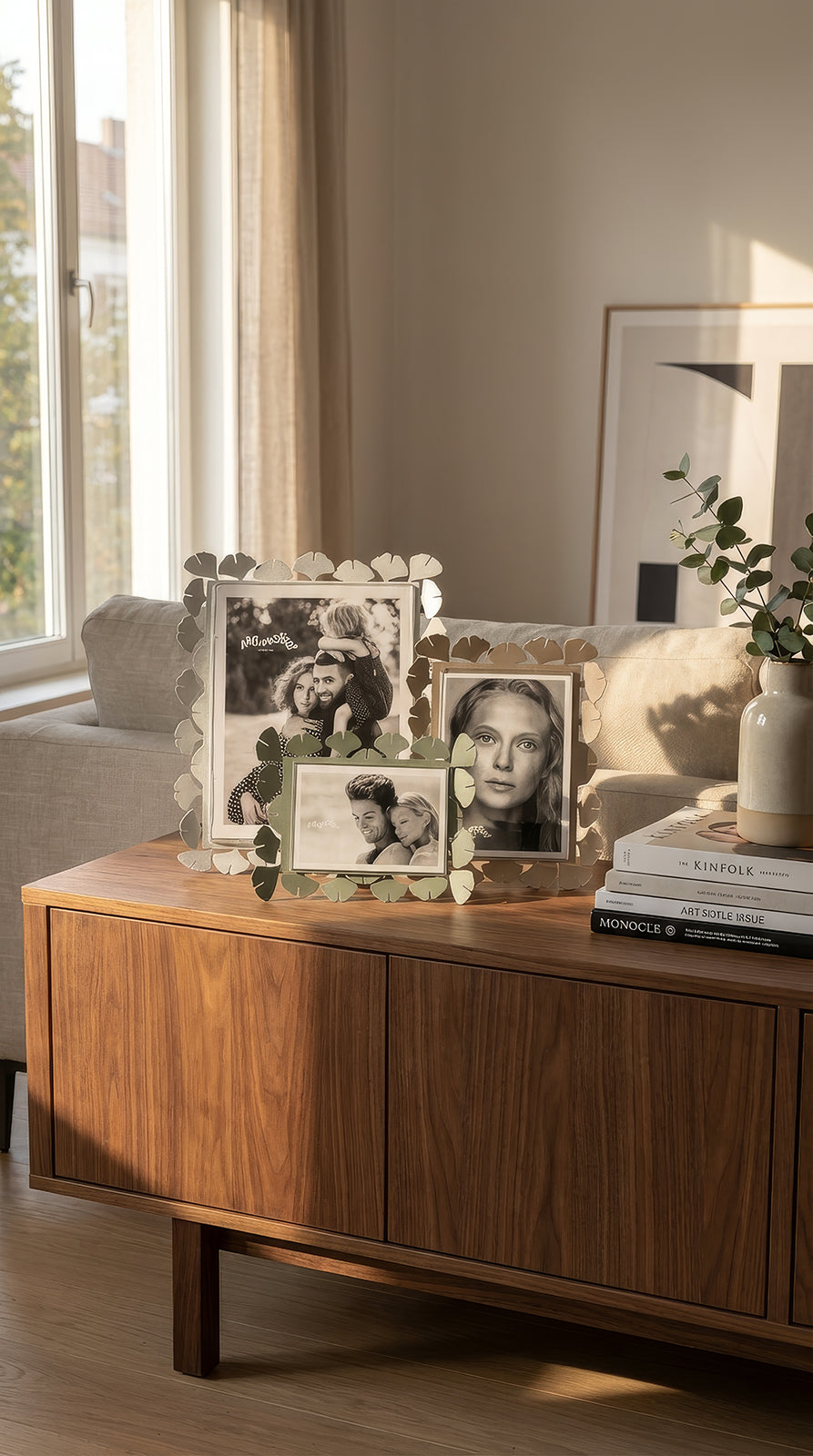 Ambientazione in soggiorno della linea di cornici portafoto Ginkgo di Arti&Mestieri, vari formati, orizzontali e verticali.