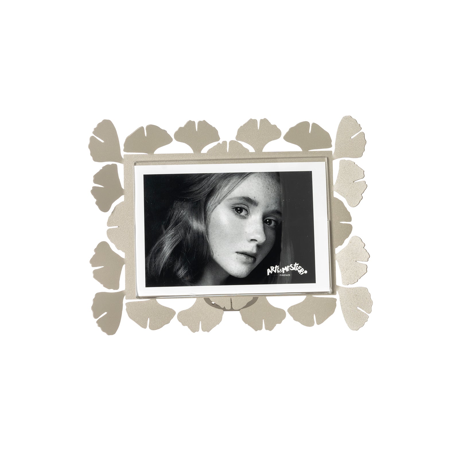 Vista frontale cornice portafoto floreale orizzontale Ginkgo Piccolo di Arti&Mestieri, colore sabbia