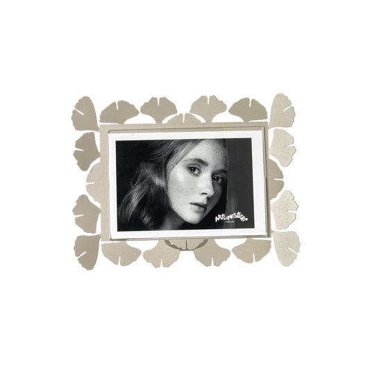 Vista frontale cornice portafoto floreale orizzontale Ginkgo Piccolo di Arti&Mestieri, colore sabbia