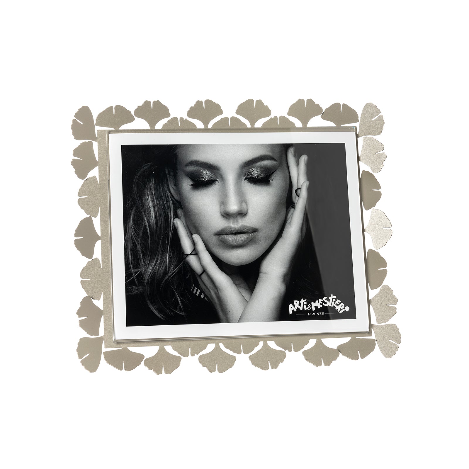Vista frontale cornice portafoto floreale orizzontale Ginkgo Grande di Arti&Mestieri, colore sabbia