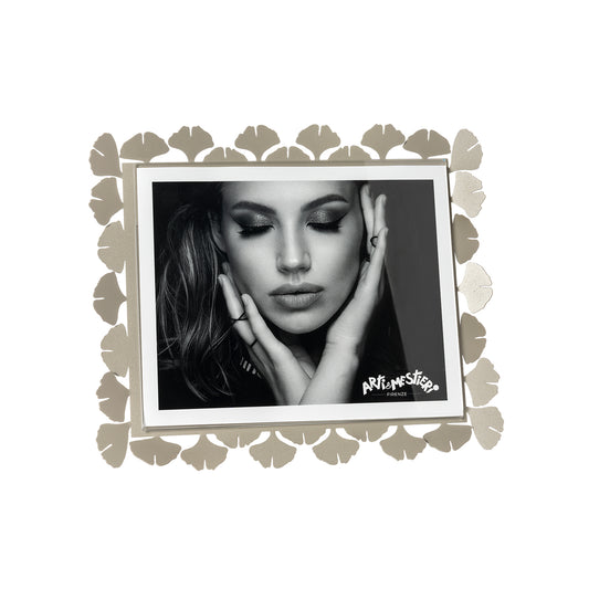 Vista frontale cornice portafoto floreale orizzontale Ginkgo Grande di Arti&Mestieri, colore sabbia