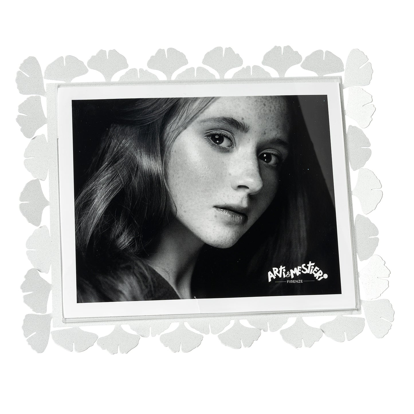 Vista frontale cornice portafoto floreale orizzontale Ginkgo Maxi di Arti&Mestieri, colore bianco marmo