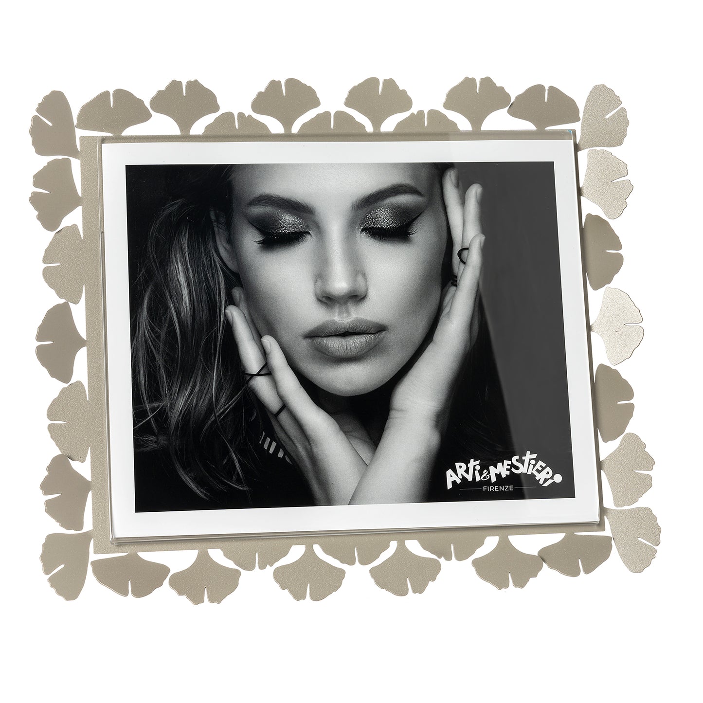 Vista frontale cornice portafoto floreale orizzontale Ginkgo Maxi di Arti&Mestieri, colore sabbia