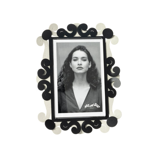 Vista frontale cornice portafoto verticale Koko Piccolo di Arti&Mestieri, colore avorio/nero